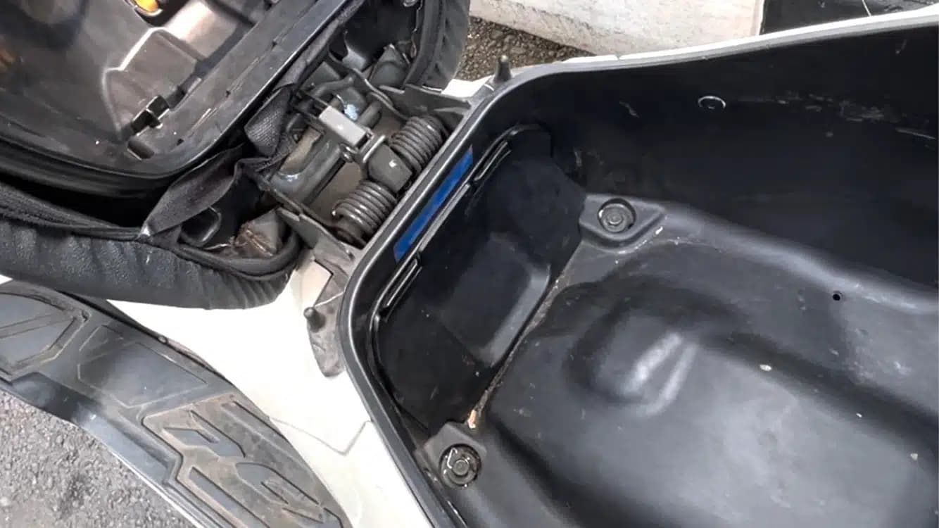 Letak Aki PCX di Mana? Ini Cara Membukanya dengan Aman